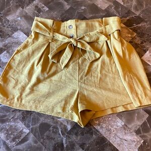 Women’s dress shorts. Size L